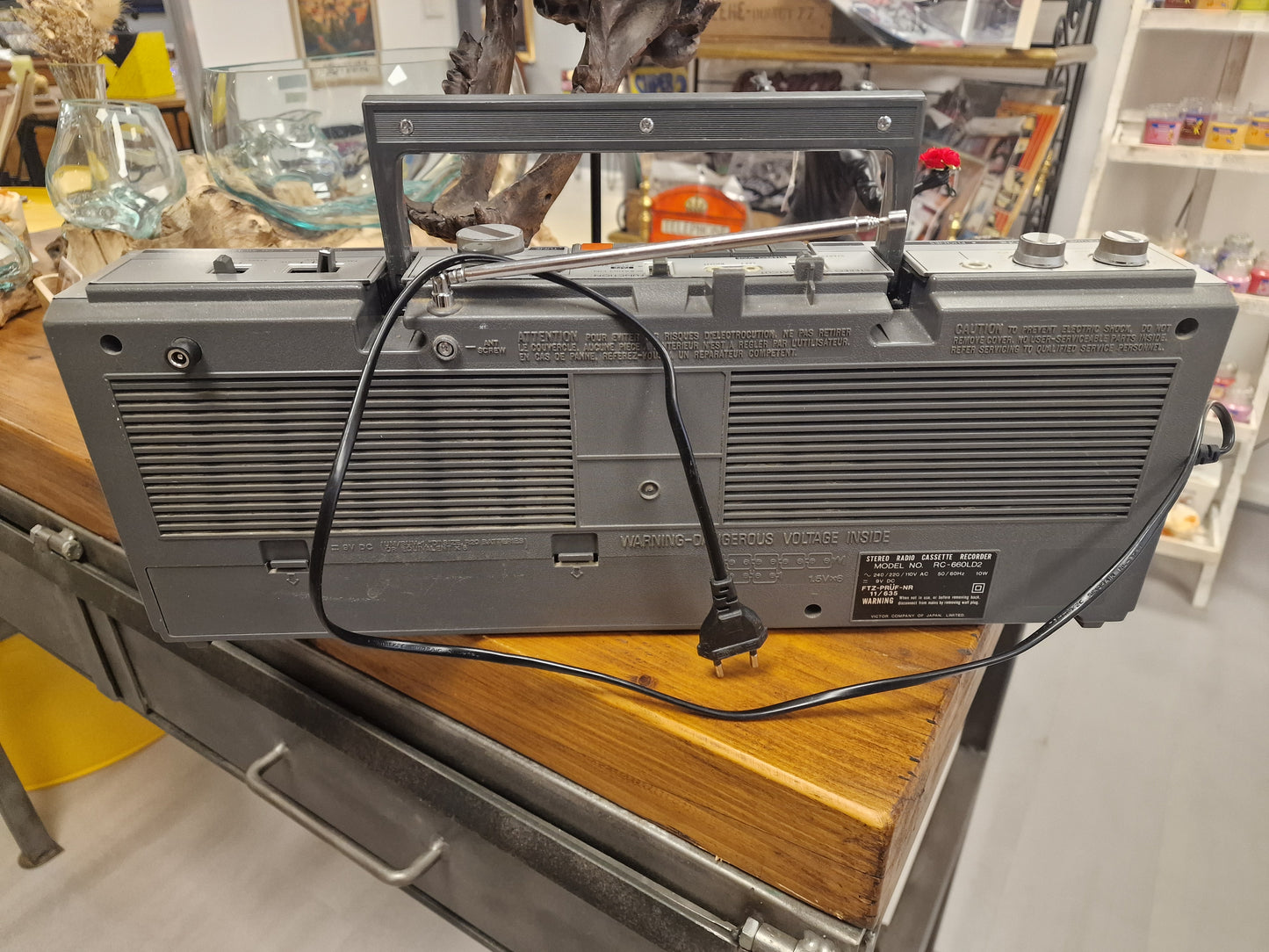 Boombox JVC Vintage – Enceinte Bluetooth Rénovée avec Radio d’Origine & Batterie Rechargeable