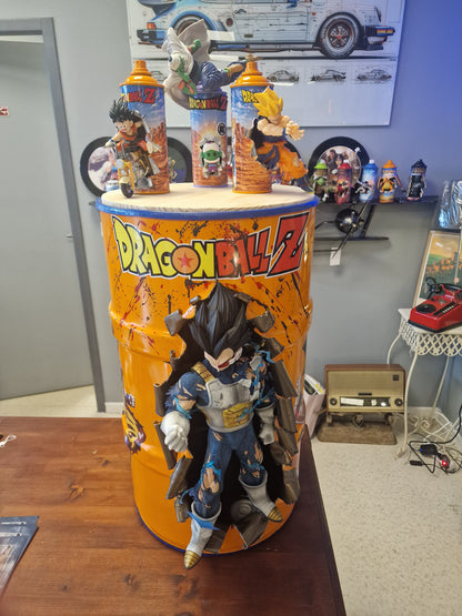 Table d’appoint Dragon Ball Z avec Végéta – Bidon métal custom 60L transformé en meuble design geek