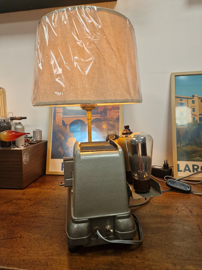 Lampe vintage industrielle créée à partir d’un ancien projecteur à diapositives – Pièce unique