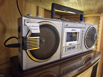 Boombox JVC Vintage – Enceinte Bluetooth Rénovée avec Radio d’Origine & Batterie Rechargeable