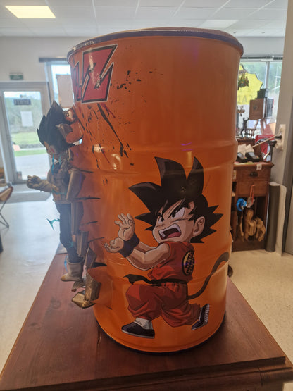 Table d’appoint Dragon Ball Z avec Végéta – Bidon métal custom 60L transformé en meuble design geek