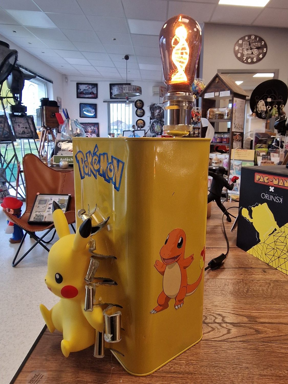 Lampe Pikachu Pokémon bidon vintage upcycling VINTAGEDISON - vue 3