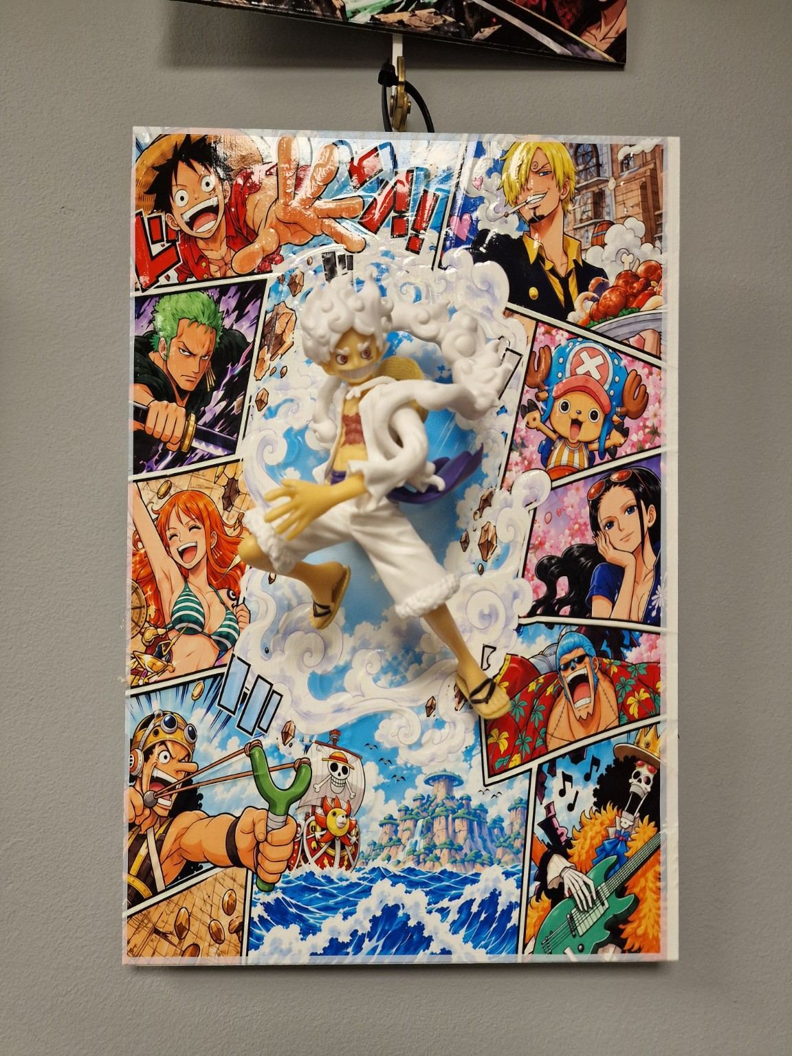 Détail du décor manga One Piece et figurine Luffy Gear 5